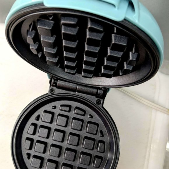 New Mini Portable Electric Waffle Maker Round Steel Waffle ‎110 Volts ‎550 Watts - Picture 4 of 5